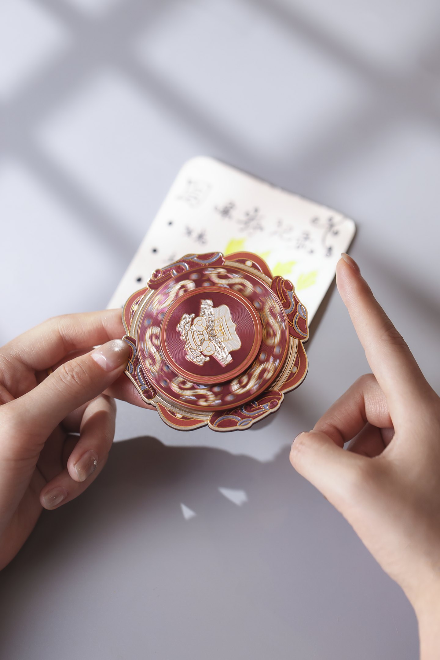 手持红紫款展示可转动玩法
