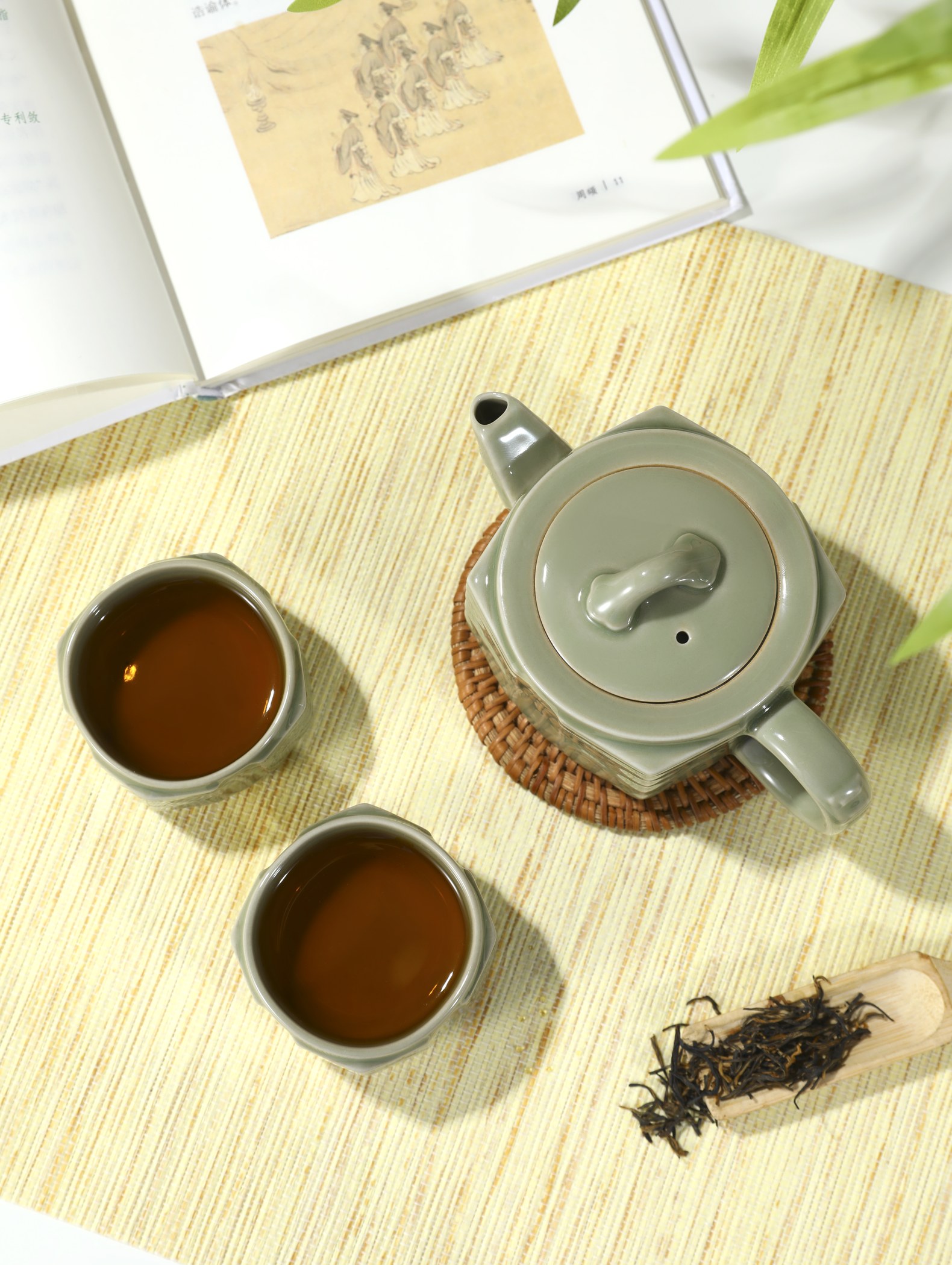 茶汤与青瓷茶具俯拍