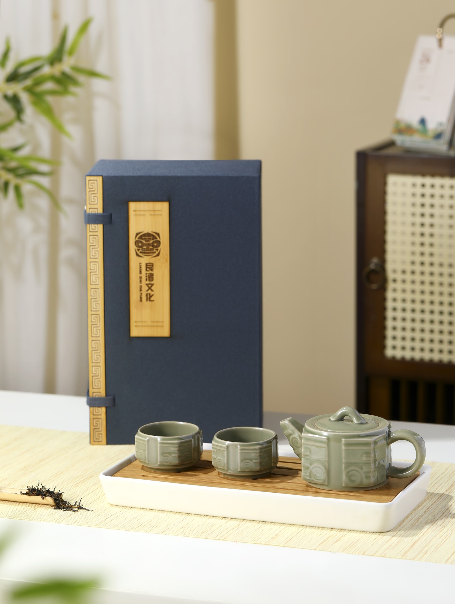 良渚博物院青瓷茶具套装：函装礼盒与一壶二杯茶席场景