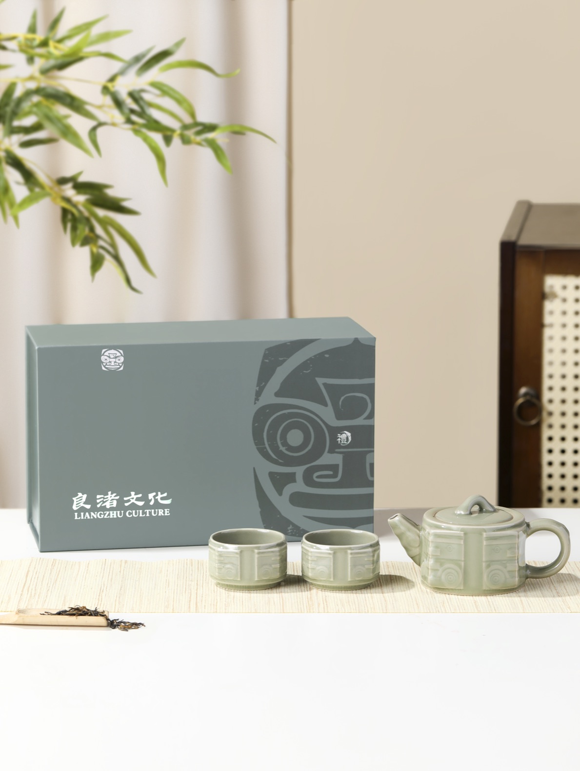 良渚文化青瓷茶具礼盒与产品陈列
