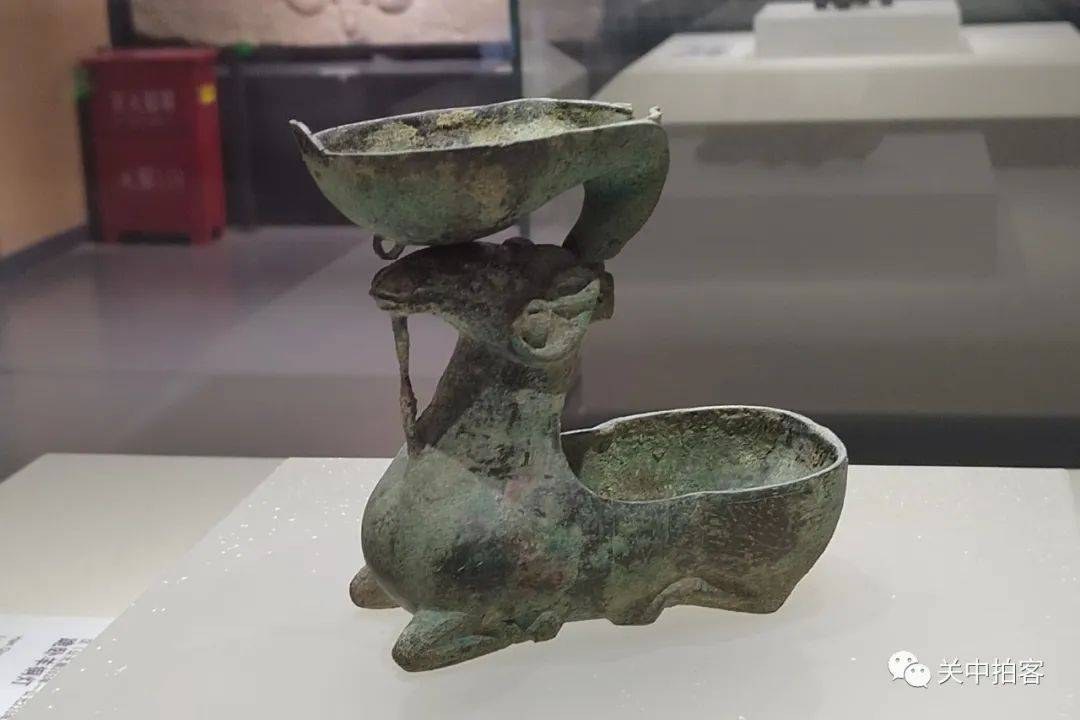 跪卧羊铜灯