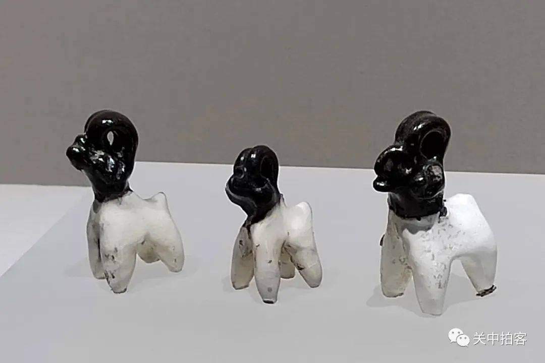 白釉黑彩小瓷立羊