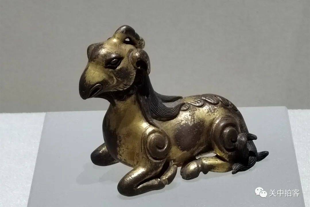 鎏金跪卧羊形铜镇纸