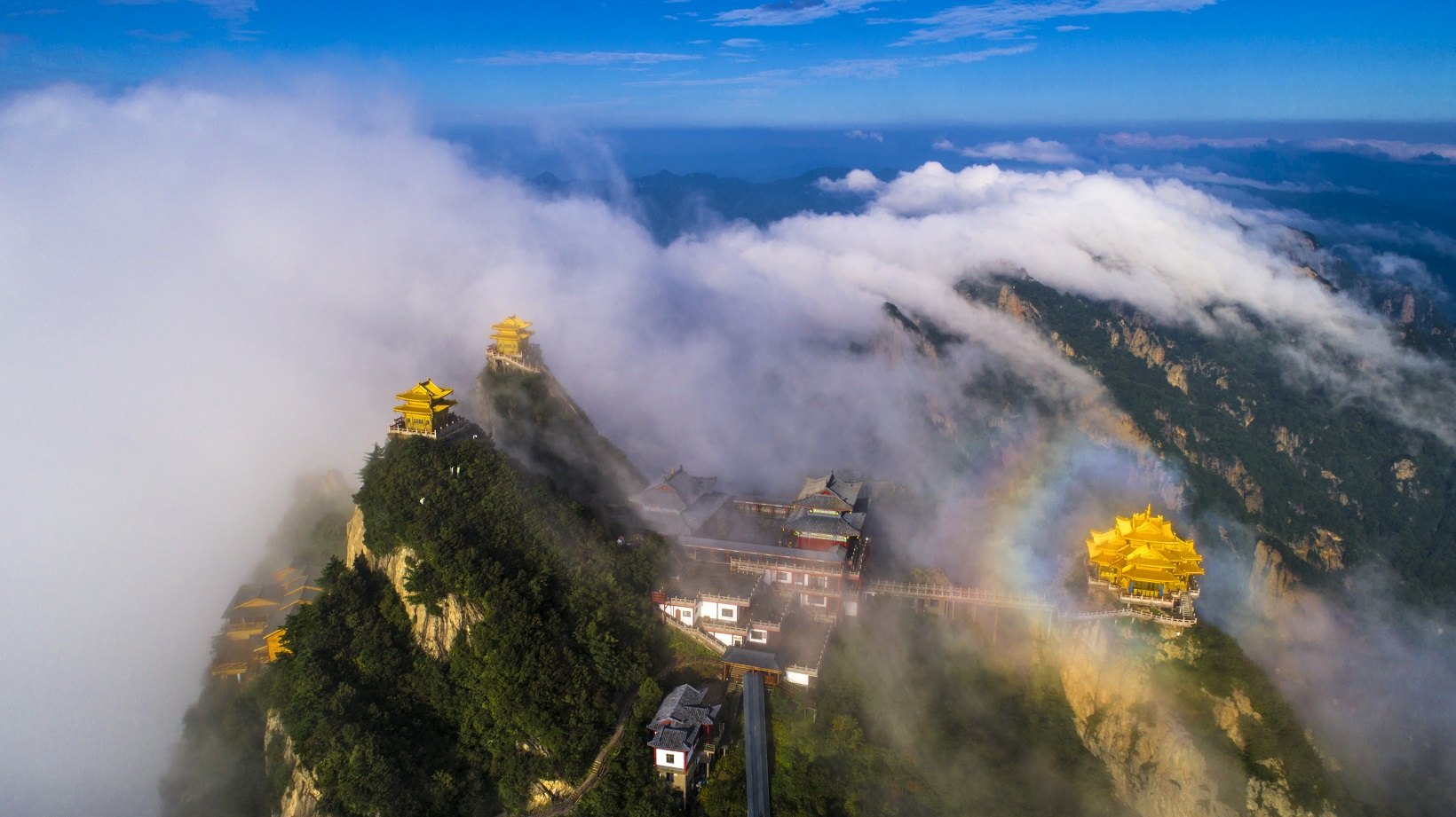 老君山金顶云海与鎏金道观