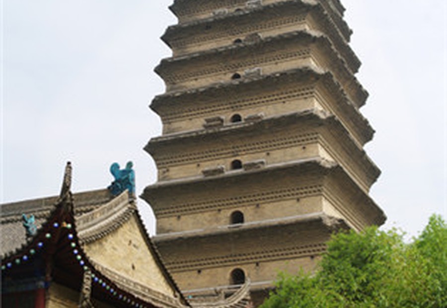 小雁塔与寺院屋檐景观
